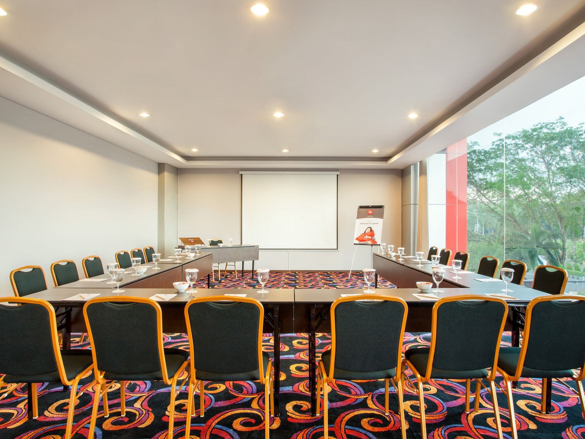 Ibis Pontianak City Center Экстерьер фото